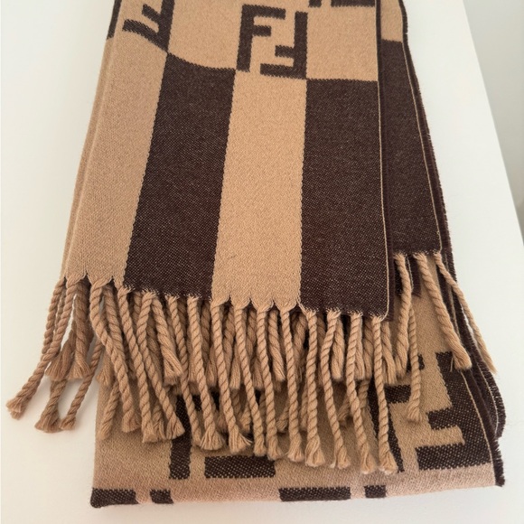 FENDI ZUCCA WOOL SCARF- REVERSIBLE WITH COA - Picture 3 of 10